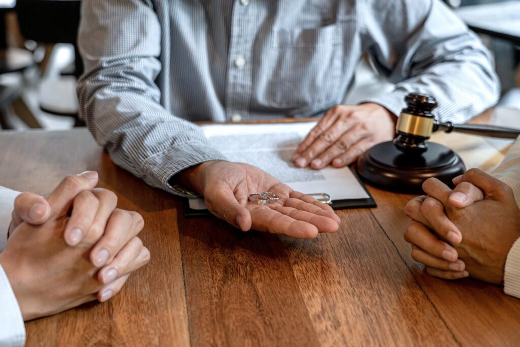 ADVICE FOR SELECTING A DIVORCE ATTORNEY